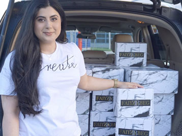 Bonita caja de correo para productos de arte como impresiones, dijes y pines de esmalte.